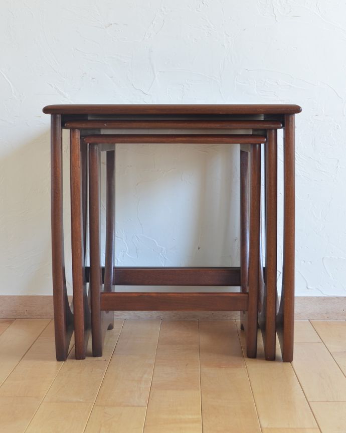 G-PLAN(Gプラン) アンティーク家具 3つのテーブルがセットで届く!G-PLANのアンティークネストテーブル。繊細な形が美しい脚。(k-1578-f)