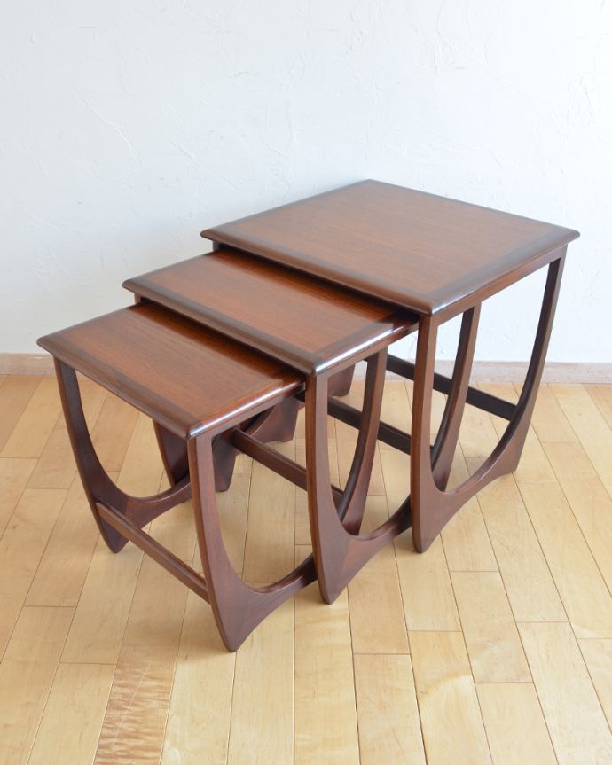 G-PLAN(Gプラン) アンティーク家具 3つのテーブルがセットで届く!G-PLANのアンティークネストテーブル。キチンとお直ししてありますので、安定感のある脚です。(k-1578-f)