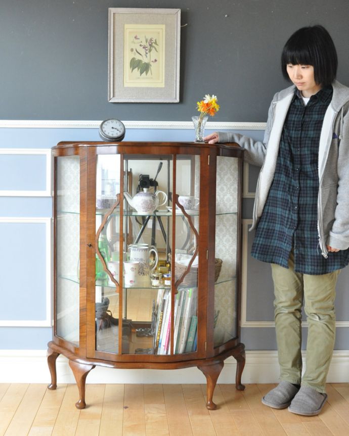アンティークのキャビネット　アンティーク家具　英国の上品なアンティーク家具、オシャレなガラスキャビネット（飾り棚）。お気に入りの雑貨や食器を並べてみましょう。(k-1580-f)