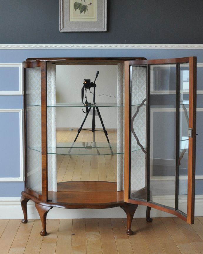 アンティークのキャビネット　アンティーク家具　英国の上品なアンティーク家具、オシャレなガラスキャビネット（飾り棚）。「見せる収納」！置く場所を選ばずに使えちゃう。(k-1580-f)