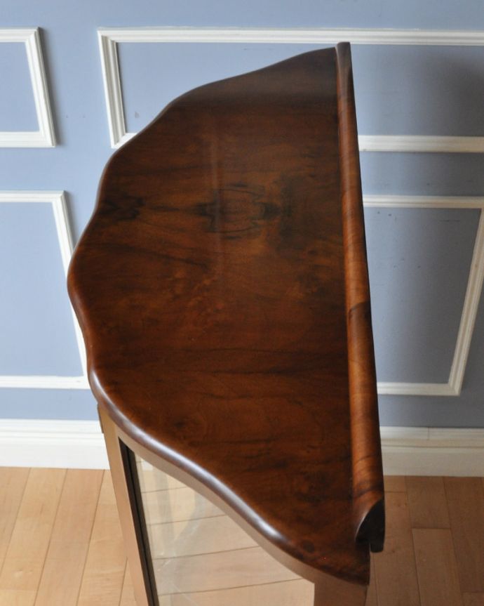 アンティークのキャビネット　アンティーク家具　英国の上品なアンティーク家具、オシャレなガラスキャビネット（飾り棚）。何を置こうかな･･･？天板も木目がとってもキレイです。(k-1580-f)