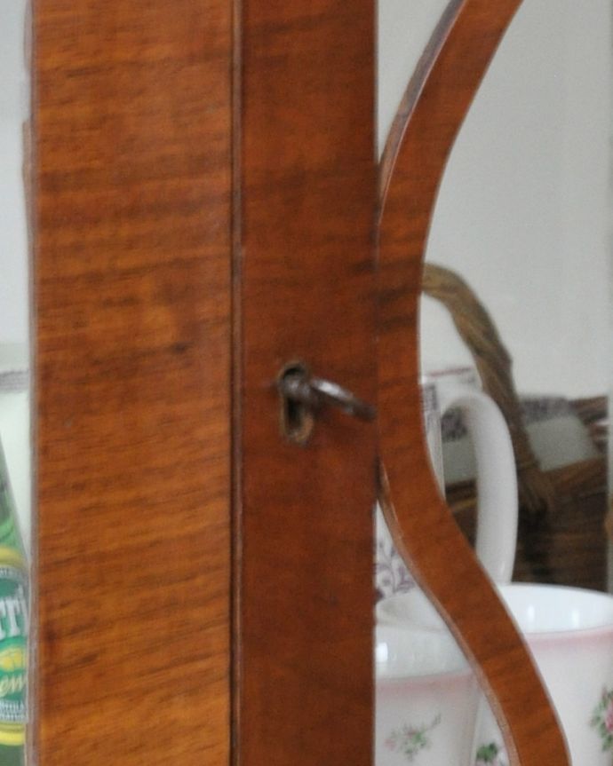 アンティークのキャビネット　アンティーク家具　英国の上品なアンティーク家具、オシャレなガラスキャビネット（飾り棚）。開ける度にワクワクする取っ手鍵を引っ掛けて取っ手のようにして開閉してください。(k-1580-f)