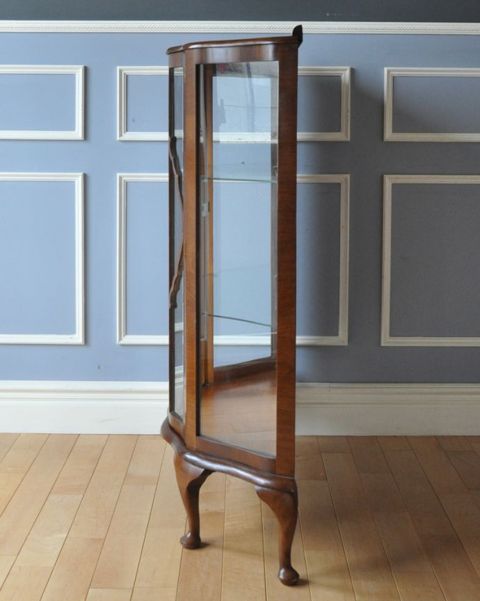 アンティークのキャビネット　アンティーク家具　英国の上品なアンティーク家具、オシャレなガラスキャビネット（飾り棚）。横から見てもステキサイドもガラスなので、どこから見ても美しいです！。(k-1580-f)