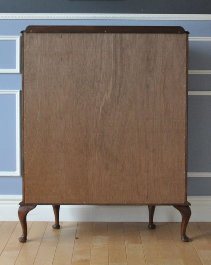 アンティークのキャビネット　アンティーク家具　英国の上品なアンティーク家具、オシャレなガラスキャビネット（飾り棚）。メンテナンスしてあるので後姿もキレイ！アンティークは新品ではないので、もちろん経年変化によるキズはありますが、専門の職人が目立たないようキレイにお直しをしているので、後姿までキレイです。(k-1580-f)