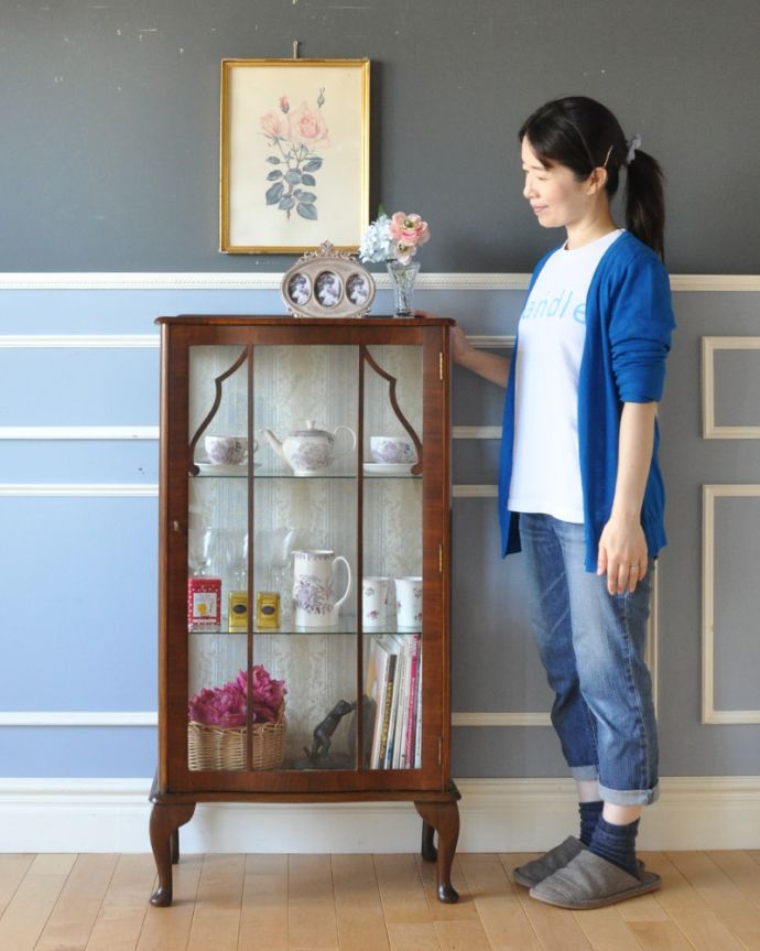 アンティークのキャビネット アンティーク家具 英国のコンパクトなアンティーク家具、ウォルナット材のガラスキャビネット (飾り棚)。並べる時間も至福のときになります。(k-1581-f)