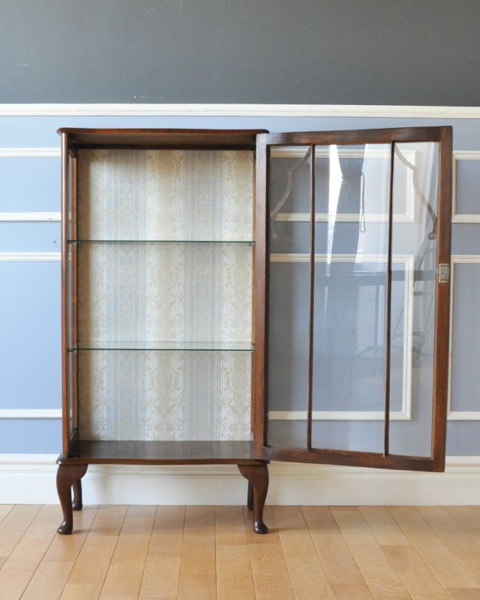 アンティークのキャビネット アンティーク家具 英国のコンパクトなアンティーク家具、ウォルナット材のガラスキャビネット (飾り棚)。3段あります。(k-1581-f)