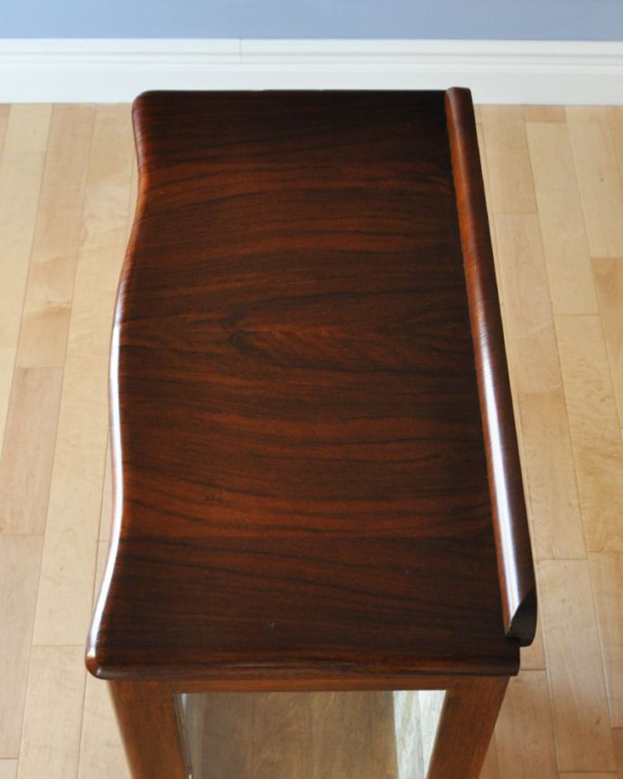 アンティークのキャビネット アンティーク家具 英国のコンパクトなアンティーク家具、ウォルナット材のガラスキャビネット (飾り棚)。天板もピカピカにお直ししました。(k-1581-f)