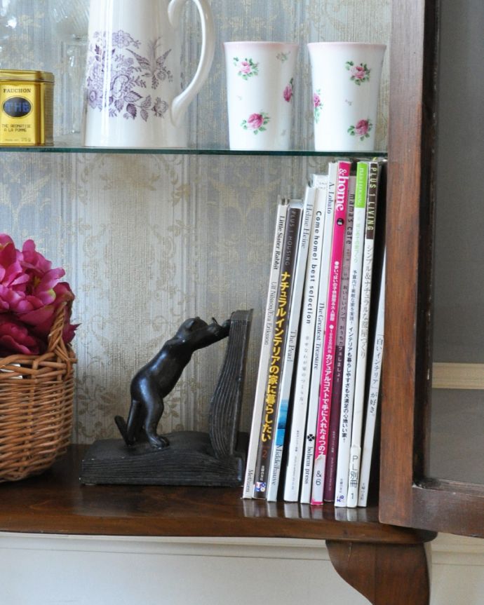 アンティークのキャビネット アンティーク家具 英国のコンパクトなアンティーク家具、ウォルナット材のガラスキャビネット (飾り棚)。本やファイルなどの収納もできます。(k-1581-f)