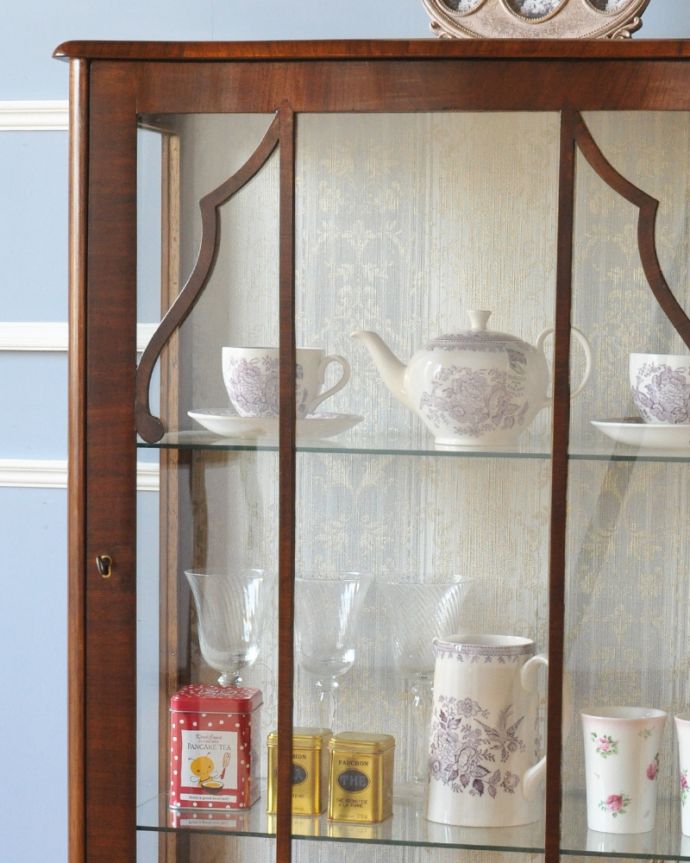 アンティークのキャビネット アンティーク家具 英国のコンパクトなアンティーク家具、ウォルナット材のガラスキャビネット (飾り棚)。木の装飾が上品なアクセントになっています。(k-1581-f)