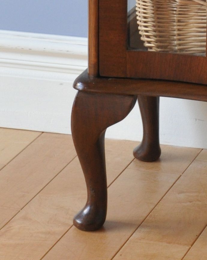 アンティークのキャビネット アンティーク家具 英国のコンパクトなアンティーク家具、ウォルナット材のガラスキャビネット (飾り棚)。きちんと支えます。(k-1581-f)