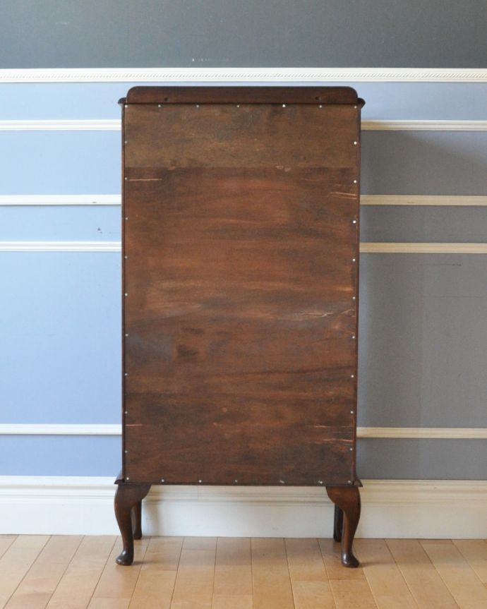 アンティークのキャビネット アンティーク家具 英国のコンパクトなアンティーク家具、ウォルナット材のガラスキャビネット (飾り棚)。アンティークは新品ではないので、もちろん経年変化によるキズはありますが、専門の職人が目立たないようキレイにお直しをしているので、後姿までキレイです。(k-1581-f)