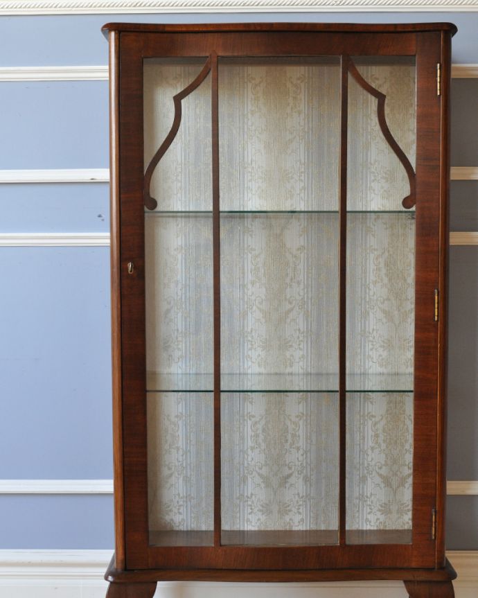 アンティークのキャビネット アンティーク家具 英国のコンパクトなアンティーク家具、ウォルナット材のガラスキャビネット (飾り棚)。扉はきちんとお直しをしているのでスムーズに開け閉めができ、出し入れもしやすく使いやすいです。(k-1581-f)