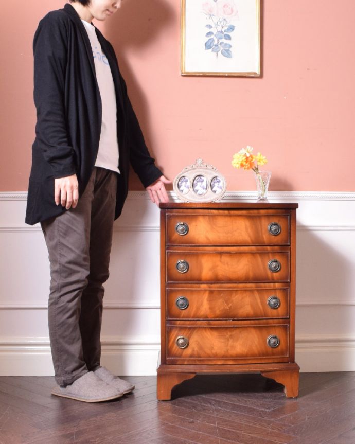 アンティークのチェスト　アンティーク家具　アンティークの英国家具、色も木目が優雅で美しいマホガニーを使ったチェスト。高級感があって女性らしい優しいシルエット。(k-1582-f)
