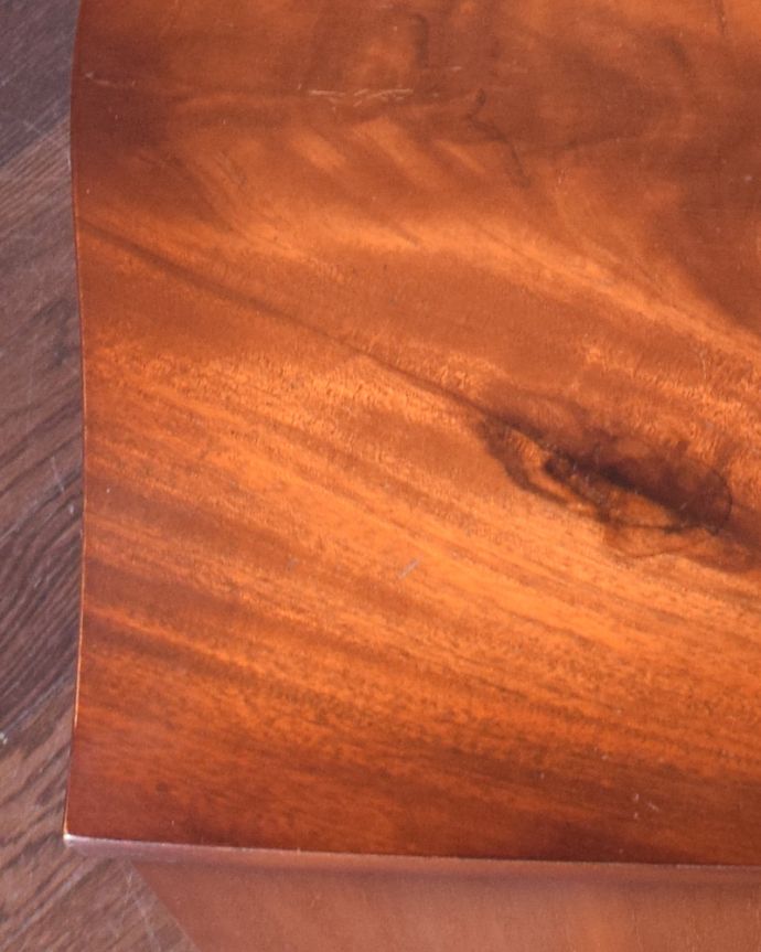 アンティークのチェスト　アンティーク家具　アンティークの英国家具、色も木目が優雅で美しいマホガニーを使ったチェスト。角もきれいな状態です。(k-1582-f)