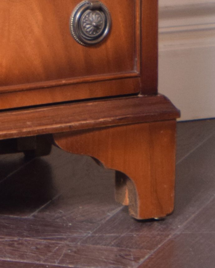 アンティークのチェスト　アンティーク家具　アンティークの英国家具、色も木目が優雅で美しいマホガニーを使ったチェスト。安定感があります。(k-1582-f)