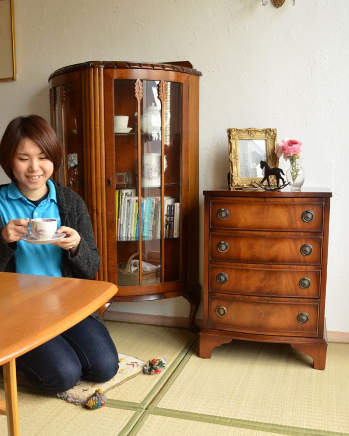 アンティークのチェスト　アンティーク家具　アンティークの英国家具、色も木目が優雅で美しいマホガニーを使ったチェスト。畳の上にセッティングをすると、小粋な雰囲気。(k-1582-f)