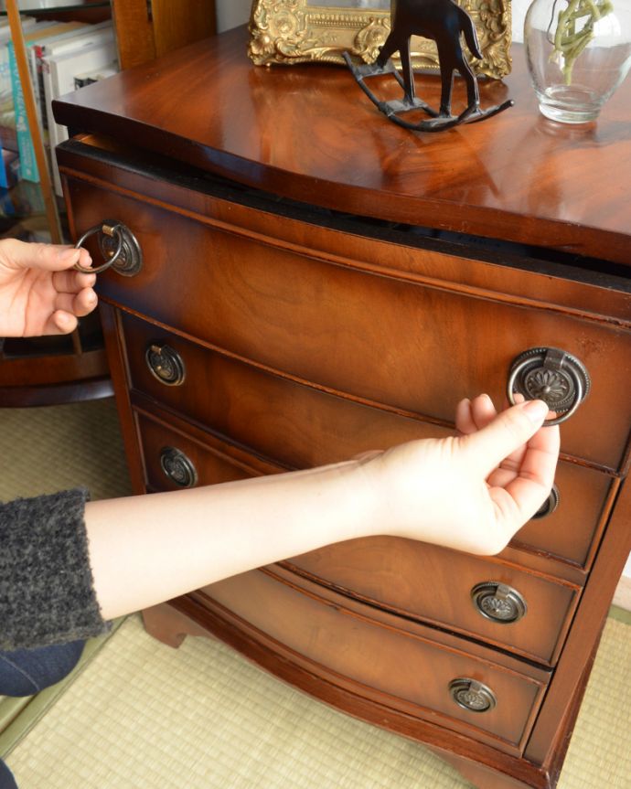 アンティークのチェスト　アンティーク家具　アンティークの英国家具、色も木目が優雅で美しいマホガニーを使ったチェスト。高級感のある優雅な取っ手。(k-1582-f)