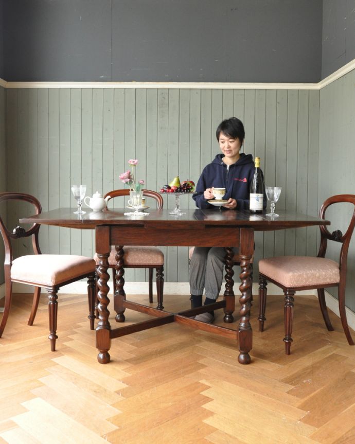 ロイドテーブル　アンティーク家具　ダイニングで使うアンティーク家具、ドローリーフテーブル（伸張タイプ）。閉じるとコンパクトになるのでアパートや一人住まいの方にもオススメ！食事、お茶の時間、パソコンや書き物、すべてこのテーブルでバッチリです。(k-1584-f)