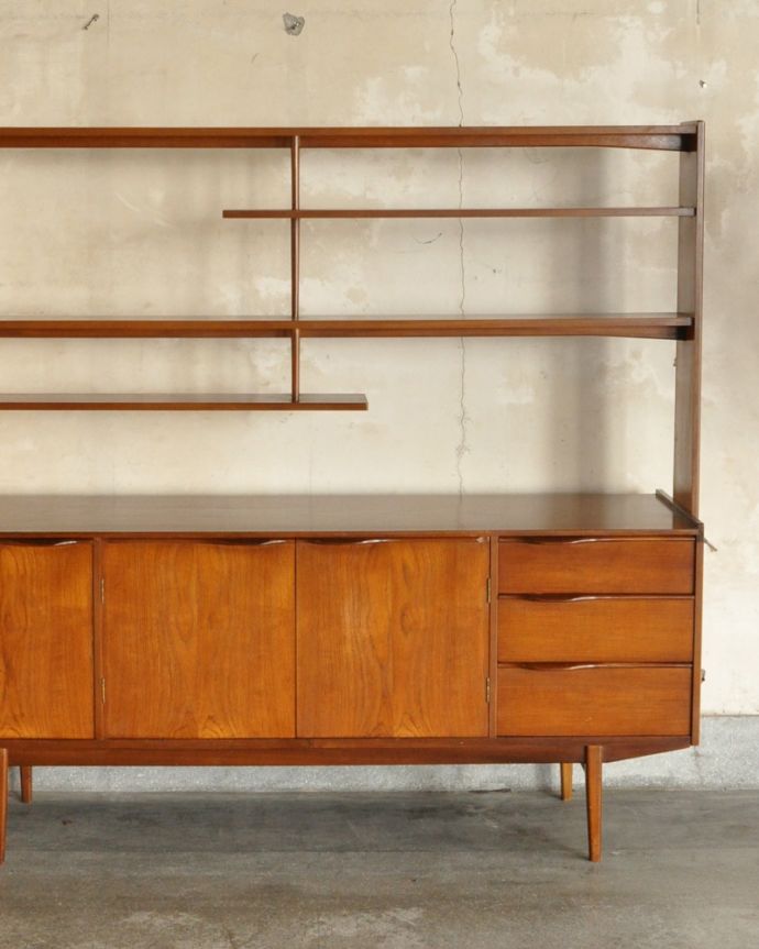 G-PLAN(Gプラン) アンティーク家具 本棚や飾り棚に使えるヴィンテージ家具、G-PLANのディバイダー (サイドボード)。スッキリシンプルな外見。(k-1585-f)