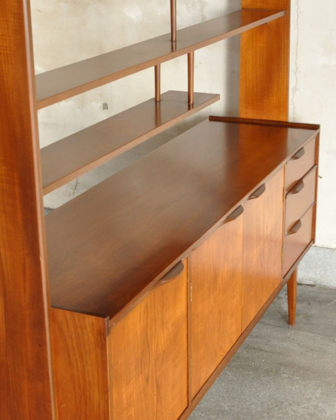 G-PLAN(Gプラン) アンティーク家具 本棚や飾り棚に使えるヴィンテージ家具、G-PLANのディバイダー (サイドボード)。天板もキレイに塗装を仕上げました。(k-1585-f)