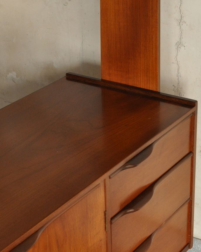 G-PLAN(Gプラン) アンティーク家具 本棚や飾り棚に使えるヴィンテージ家具、G-PLANのディバイダー (サイドボード)。木目の表情がよく出ています。(k-1585-f)