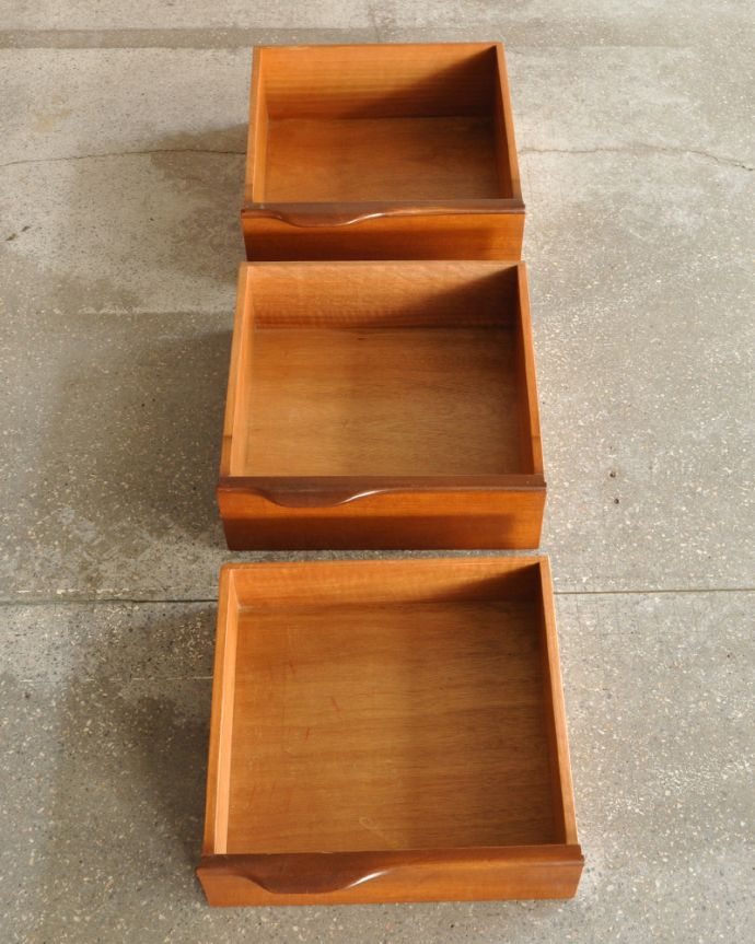 G-PLAN(Gプラン) アンティーク家具 本棚や飾り棚に使えるヴィンテージ家具、G-PLANのディバイダー (サイドボード)。引き出しがあるので細かいものもしまえます。(k-1585-f)