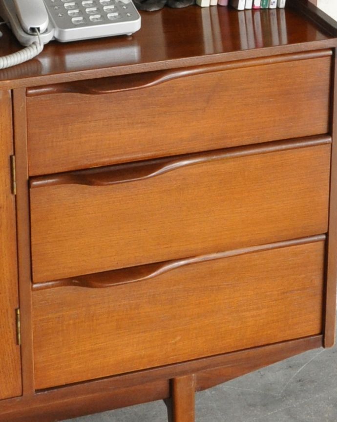 G-PLAN(Gプラン) アンティーク家具 本棚や飾り棚に使えるヴィンテージ家具、G-PLANのディバイダー (サイドボード)。扉の取っ手も引き出しとお揃いです。(k-1585-f)