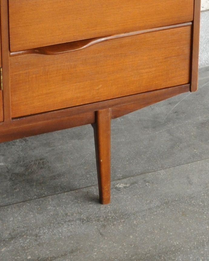 G-PLAN(Gプラン) アンティーク家具 本棚や飾り棚に使えるヴィンテージ家具、G-PLANのディバイダー (サイドボード)。きちんと支えます。(k-1585-f)