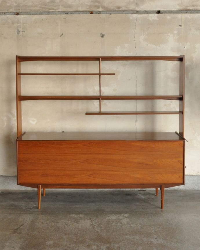 G-PLAN(Gプラン) アンティーク家具 本棚や飾り棚に使えるヴィンテージ家具、G-PLANのディバイダー (サイドボード)。アンティークは新品ではないので、もちろん経年変化によるキズはありますが、専門の職人が目立たないようキレイにお直しをしているので、後姿までキレイです。(k-1585-f)