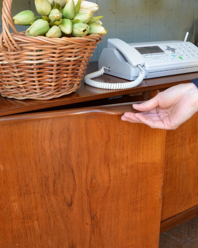 G-PLAN(Gプラン) アンティーク家具 本棚や飾り棚に使えるヴィンテージ家具、G-PLANのディバイダー (サイドボード)。シンプルでカッコいい取っ手。(k-1585-f)