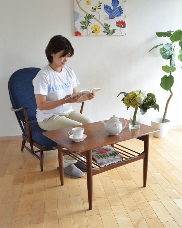 G-PLAN(Gプラン)　アンティーク家具　機能的なアンティーク家具、棚が付いた便利なコーヒーテーブル。パソコンを置いて、コーヒー片手にインターネットで調べ物なんて使い方も憧れますね。(k-1586-f)