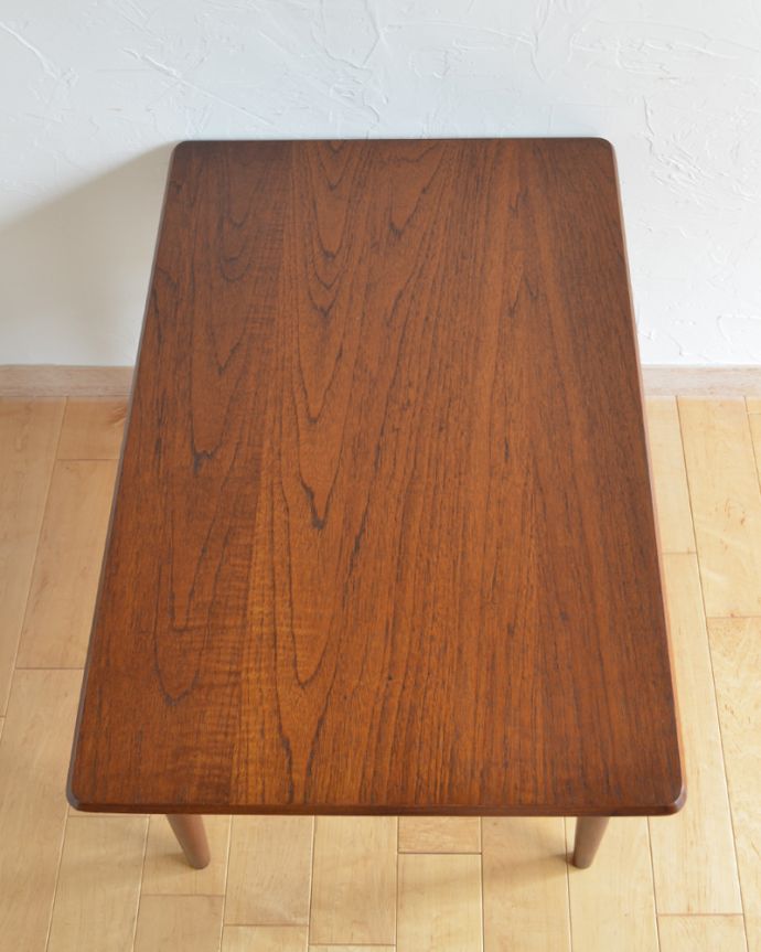 G-PLAN(Gプラン)　アンティーク家具　機能的なアンティーク家具、棚が付いた便利なコーヒーテーブル。天板です。(k-1586-f)