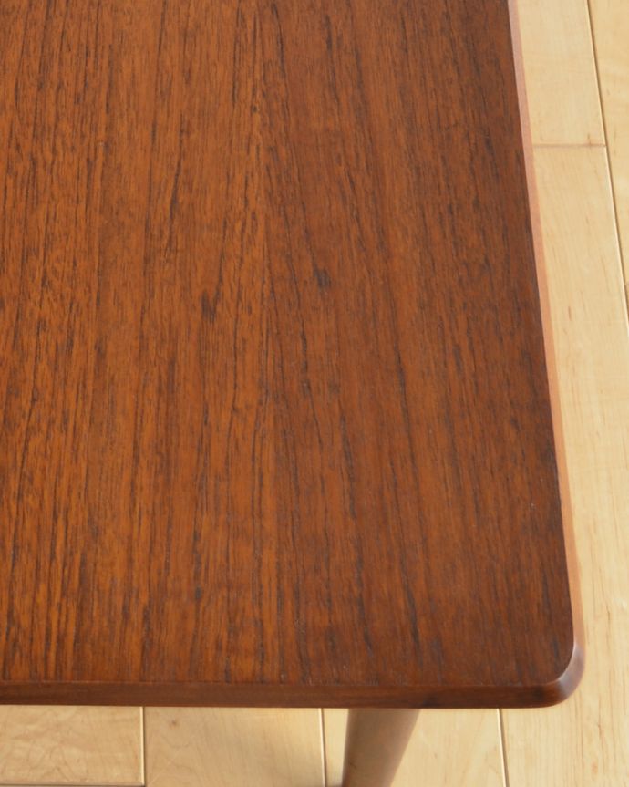 G-PLAN(Gプラン)　アンティーク家具　機能的なアンティーク家具、棚が付いた便利なコーヒーテーブル。木目もかっこよく出ています。(k-1586-f)