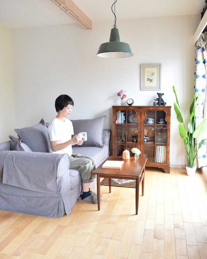 G-PLAN(Gプラン)　アンティーク家具　機能的なアンティーク家具、棚が付いた便利なコーヒーテーブル。おうちにいながら、お洒落なカフェのティータイム気分を満喫できます。(k-1586-f)