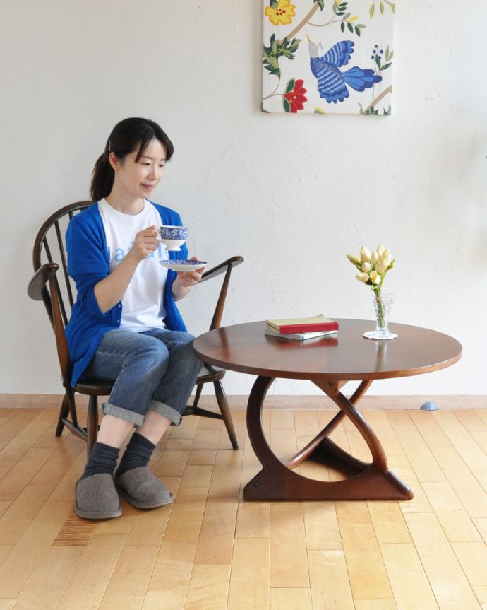 ロイドテーブル　アンティーク家具　モダンなデザインが目を惹くヴィンテージ家具、木製のコーヒーテーブル。天板が広いので、ゆったりとお使い頂けます。(k-1587-f)