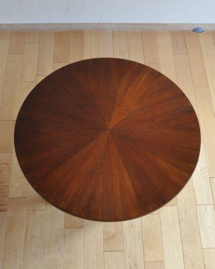 ロイドテーブル　アンティーク家具　モダンなデザインが目を惹くヴィンテージ家具、木製のコーヒーテーブル。天板です。(k-1587-f)