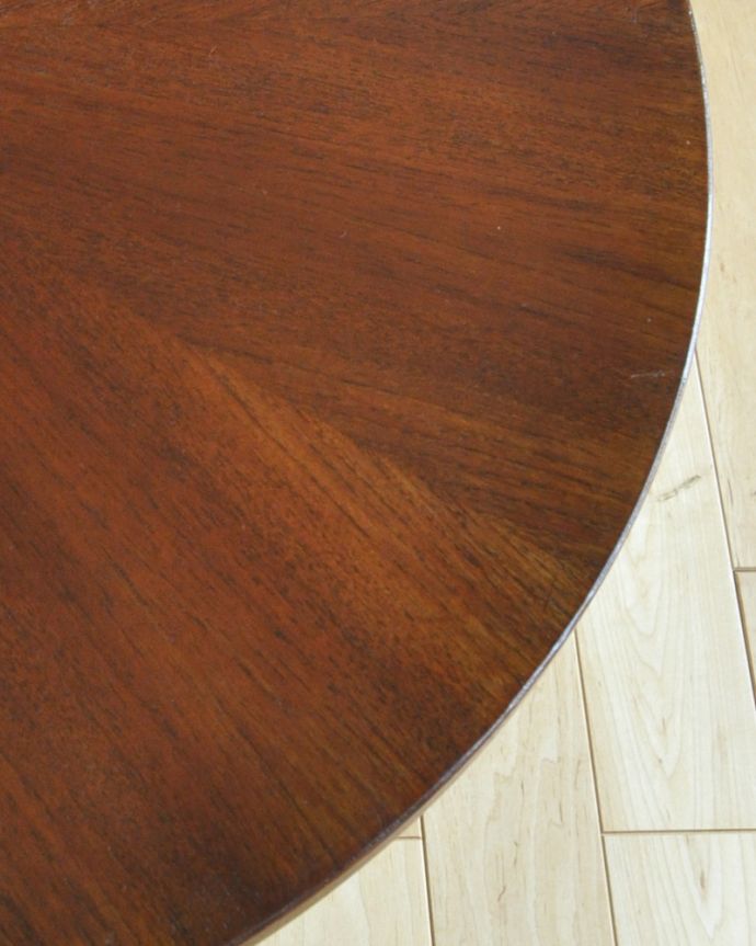 ロイドテーブル　アンティーク家具　モダンなデザインが目を惹くヴィンテージ家具、木製のコーヒーテーブル。木目もかっこよく出ています。(k-1587-f)