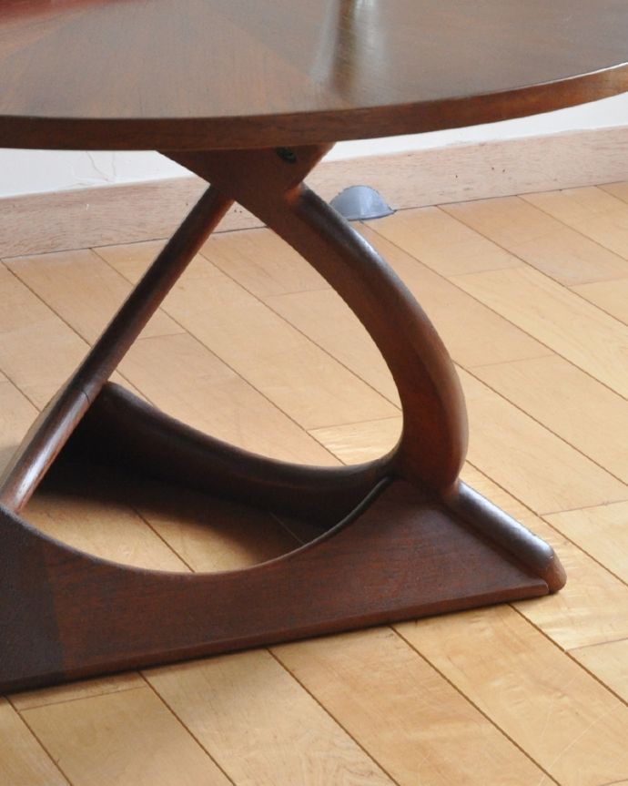 ロイドテーブル　アンティーク家具　モダンなデザインが目を惹くヴィンテージ家具、木製のコーヒーテーブル。脚のデザインがスタイリッシュでかっこいい！きちんと支えますのでご安心ください。(k-1587-f)