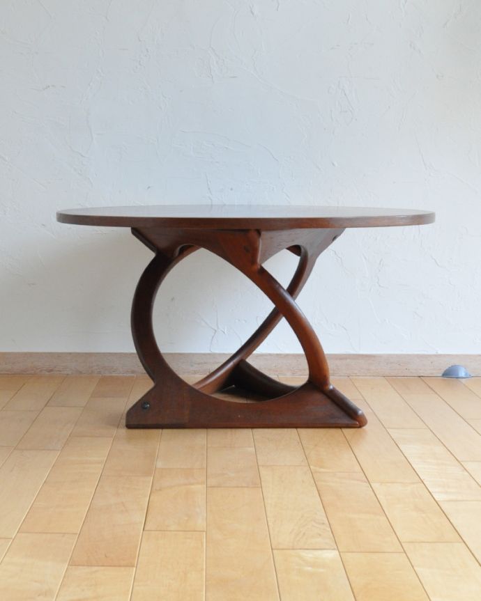 ロイドテーブル　アンティーク家具　モダンなデザインが目を惹くヴィンテージ家具、木製のコーヒーテーブル。人気の北欧インテリアやシンプルモダンのお部屋にもピッタリですよ。(k-1587-f)