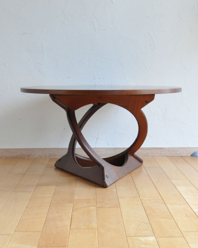 ロイドテーブル　アンティーク家具　モダンなデザインが目を惹くヴィンテージ家具、木製のコーヒーテーブル。アンティークは新品ではないので、もちろん経年変化によるキズはありますが、専門の職人が目立たないようキレイにお直しをしているので、後姿までキレイです。(k-1587-f)