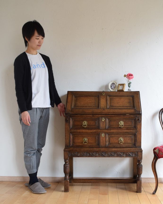 ビューロー アンティーク家具 英国輸入のアンティーク家具、オーク材のライティングビューロー(デスク)。英国らしい重厚感あるアンティークビューローです。(k-1590-f)