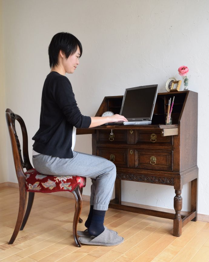 ビューロー アンティーク家具 英国輸入のアンティーク家具、オーク材のライティングビューロー(デスク)。落ち着いた雰囲気のビューロー。(k-1590-f)