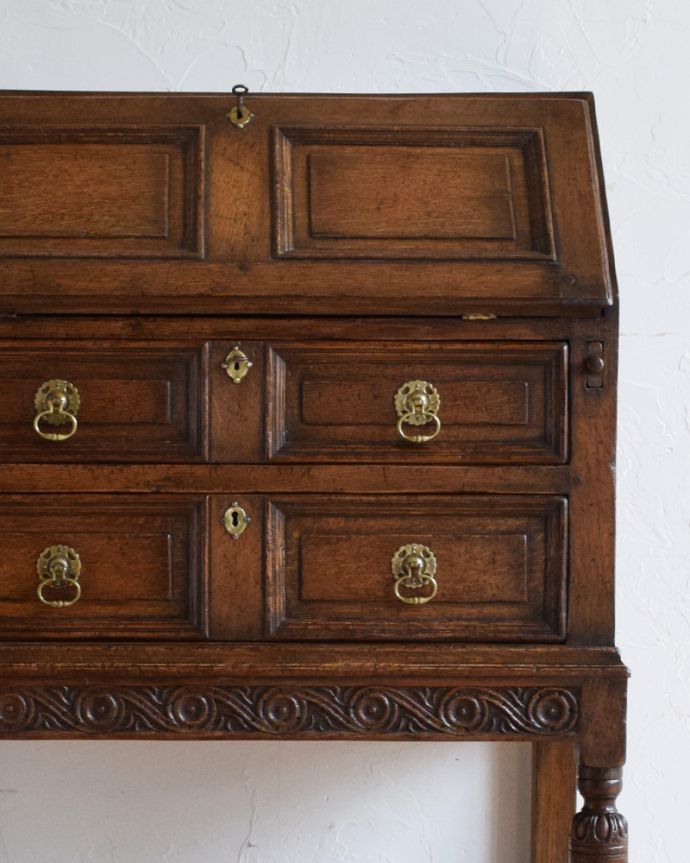 ビューロー アンティーク家具 英国輸入のアンティーク家具、オーク材のライティングビューロー(デスク)。外国製のビューローは装飾があちこちにあるので、絵になるアイテム。(k-1590-f)