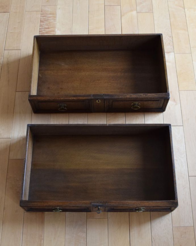 ビューロー アンティーク家具 英国輸入のアンティーク家具、オーク材のライティングビューロー(デスク)。広々とした引き出しがあります。(k-1590-f)