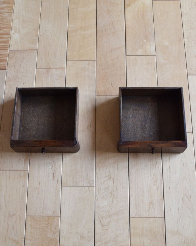 ビューロー アンティーク家具 英国輸入のアンティーク家具、オーク材のライティングビューロー(デスク)。ビューローの中央に小さな引き出しが2杯付いています。(k-1590-f)