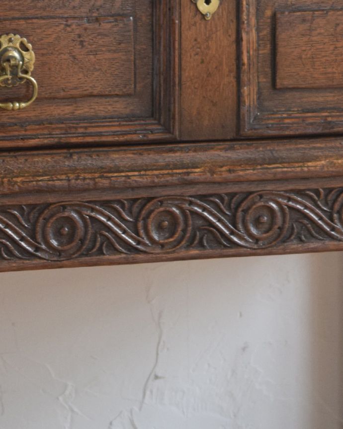 ビューロー アンティーク家具 英国輸入のアンティーク家具、オーク材のライティングビューロー(デスク)。英国家具らしい重厚感のある彫りが施されています。(k-1590-f)