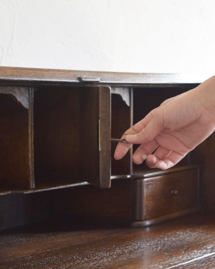 ビューロー アンティーク家具 英国輸入のアンティーク家具、オーク材のライティングビューロー(デスク)。ビューローの中には扉が付いています。(k-1590-f)