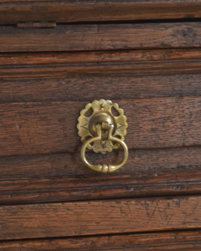 ビューロー アンティーク家具 英国輸入のアンティーク家具、オーク材のライティングビューロー(デスク)。引き出しの取っ手です。(k-1590-f)