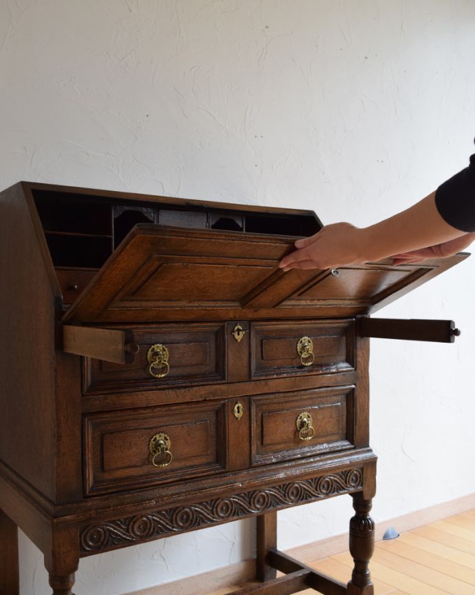 ビューロー アンティーク家具 英国輸入のアンティーク家具、オーク材のライティングビューロー(デスク)。ビューローは支えでしっかり固定されるので、安心してお使いいただけます。(k-1590-f)