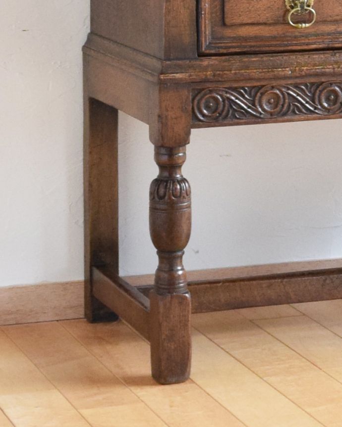 ビューロー アンティーク家具 英国輸入のアンティーク家具、オーク材のライティングビューロー(デスク)。安定感のある脚がしっかり支えます。(k-1590-f)